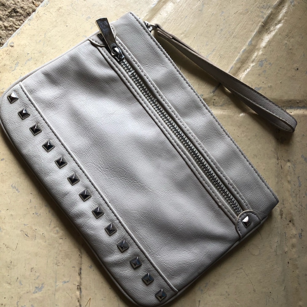 Taupe color express clutch 🌟